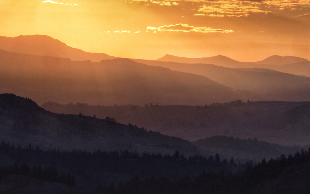 Sunrise at Hellroaring Overlook in Yellowstone National Park